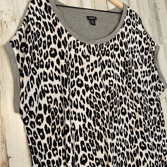 Torrid Leopard Print Chiffon Front Top Short Cap Sleeve Round Neck Gray Size 1 - Picture 2 of 5